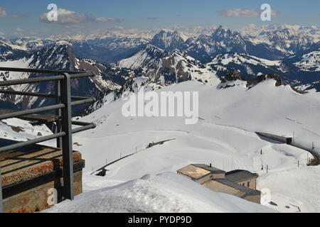 Blick von Les Rochers de Naye, durch MOB Bahn ab Montreux erreicht. Nach Westen ist See Genf, Lausanne. Nach Osten berühmte Gipfel wie Eiger, Mönch etc. Stockfoto