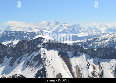 Blick von Les Rochers de Naye, durch MOB Bahn ab Montreux erreicht. Nach Westen ist See Genf, Lausanne. Nach Osten berühmte Gipfel wie Eiger, Mönch etc. Stockfoto