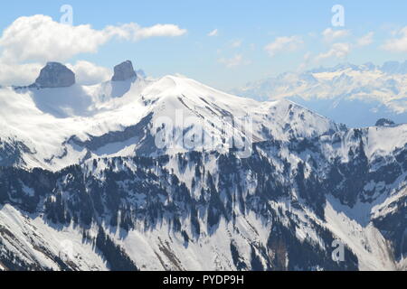 Blick von Les Rochers de Naye, durch MOB Bahn ab Montreux erreicht. Nach Westen ist See Genf, Lausanne. Nach Osten berühmte Gipfel wie Eiger, Mönch etc. Stockfoto