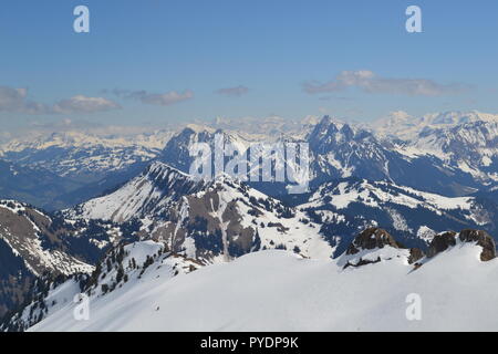 Blick von Les Rochers de Naye, durch MOB Bahn ab Montreux erreicht. Nach Westen ist See Genf, Lausanne. Nach Osten berühmte Gipfel wie Eiger, Mönch etc. Stockfoto