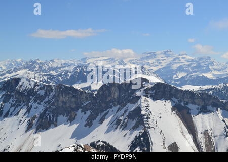 Blick von Les Rochers de Naye, durch MOB Bahn ab Montreux erreicht. Nach Westen ist See Genf, Lausanne. Nach Osten berühmte Gipfel wie Eiger, Mönch etc. Stockfoto