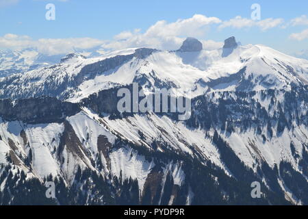 Blick von Les Rochers de Naye, durch MOB Bahn ab Montreux erreicht. Nach Westen ist See Genf, Lausanne. Nach Osten berühmte Gipfel wie Eiger, Mönch etc. Stockfoto