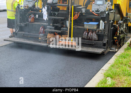 Detail der Asphalt fertiger Maschine während Road Industrial Pflaster Lkw mit frischem Asphalt Bau Stockfoto