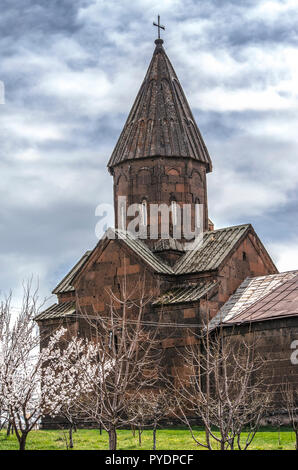 Kirche St. Marine im Garten unter den blühenden Aprikosenbäume in der Stadt Ashtarak Stockfoto