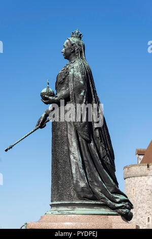 Königin Victoria Statue, High Street, Windsor, Berkshire, England, Vereinigtes Königreich Stockfoto