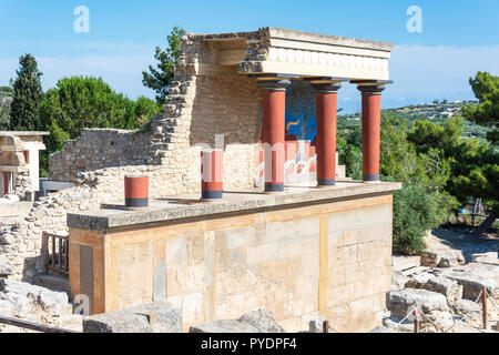 Norden Propylaeum mit wütenden Stier fresco, minoischen Palast von Knossos Heraklion (irakleio), Irakleio Region, Kreta (Kriti), Griechenland Stockfoto