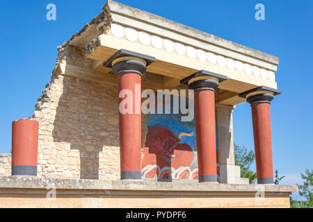 Norden Propylaeum mit wütenden Stier fresco, minoischen Palast von Knossos Heraklion (irakleio), Irakleio Region, Kreta (Kriti), Griechenland Stockfoto