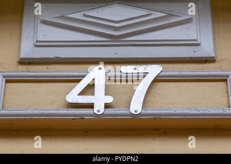 Haus Nummer 47-47 in Designer font aus poliertem Metall Stockfoto