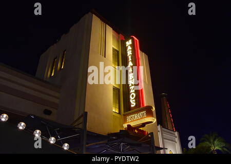 Orlando, Florida. Oktober 11, 2018 Italienische Restaurant anmelden. Art déco-Gebäude am Lake Buena Vista. Stockfoto