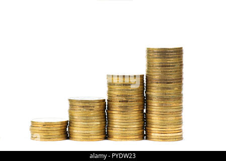 Einsparungen, Erhöhung der Spalten von Goldmünzen, Stapel von Goldmünzen als Grafik auf weißem Hintergrund, Business Banking Idee. Stockfoto