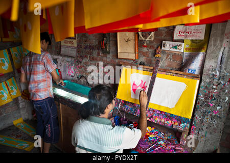 Proshanto Kumar Das, Sohn von Raj Kumar Das, am besten als RK Das, einer der ersten Generation Rikscha Künstler in Bangladesch bekannt ist, ist in der Malerei ein eingerückt Stockfoto