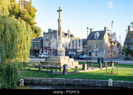 Kriegerdenkmal im frühen Morgenlicht im Herbst. Bourton auf dem Wasser, Cotswolds, Gloucestershire, England Stockfoto