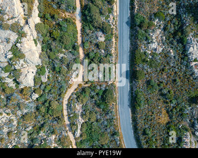 Vögel Auge Ansicht von der Drohne mit einer Kreuzung der Insel von La Maddalena, Norden von Sardinien, Italien. Stockfoto