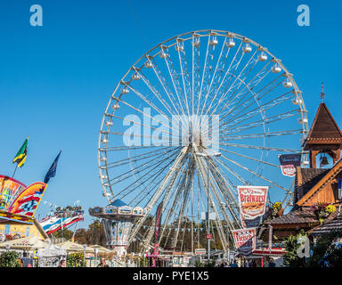 Honnover, Niedersachsen, Deutschland, Oktober 13, 2018: Blick auf das Riesenrad auf dem Oktoberfest mit verschiedenen Stände und Spiele Ständen im Vordergrund. Stockfoto