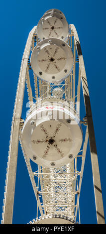 Honnover, Niedersachsen, Deutschland, Oktober 13., 2018: Nahaufnahme der weißen Hütte von einem Riesenrad von unten Stockfoto