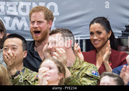 Der Herzog und die Herzogin von Sussex beobachten die Invictus Games 2018 Rollstuhl basketball Finale in Sydney. Stockfoto