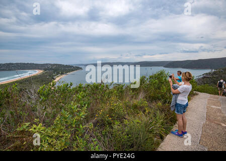 In Richtung Süden auf Sydneys Palm Beach (links) und Pitt Wasser (rechts) mit einem schmalen Land spit Beitritt Barrenjoey Leuchtturm und den Leuchtturm. Stockfoto