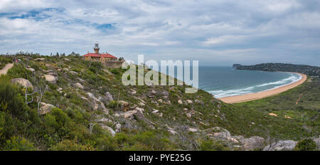 Der historische Barrenjoey Head Lighthouse aus dem Jahr 1881 am nördlichen Ende von Palm Beach und Pittwater in Sydney, Australien. Panorama Stockfoto