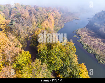 Malerische Parklandschaft Szene. Antenne Blick von oben auf die herbstlichen Wald und Fluss Stockfoto