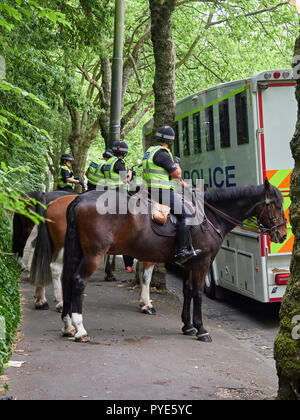 Eine Reihe von der berittenen Polizei Offiziere auf ihre Pferde warten auf Patrouille im Kelvingrove Park in Glasgow, Schottland, Großbritannien zu bewegen. Stockfoto