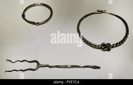 Cultura Ibérica. Objetos de uso litúrgico. Brazalete, Drehmomente y, en Primer término, fuscícula o tenedor. Utilizados por los sacerdotes U oficiantes en Las ceremonias religiosas. Siglos II-I ein. C. Plata. Procedente de Mengíbar y de la Provincia de Jaén (Andalusien). Museo Arqueológico Nacional. Madrid. España. Stockfoto