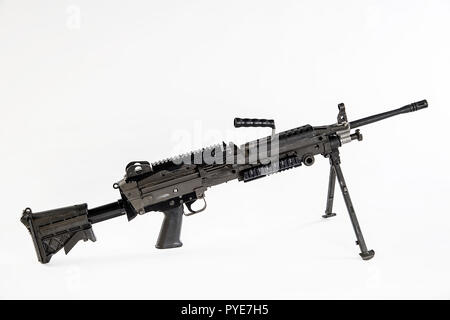 Die M249 Light Machine Gun, früher der M249 Squad Automatic Weapon (SAW) und formell als Light Machine Gun, 5,56 mm, M249 Geschrieben bezeichnet, ist die Amerikanische Adaption der belgischen FN Minimi, einem leichten Maschinengewehr hergestellt von der belgischen Firma FN Herstal (FN). Die Waffe wurde 1984 nach beurteilt werden am effektivsten in einer Reihe von Kandidatenländern Waffen des fehlenden automatischen feuerkraft in kleine Einheiten zu Adresse eingeführt. Der M249 bietet Infanterie Trupps mit der hohen Rate der Brand eines Maschinengewehrs mit Genauigkeit und Portabilität von einem Gewehr kombiniert. Der M249 ist Gas o Stockfoto