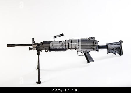 Die M249 Light Machine Gun, früher der M249 Squad Automatic Weapon (SAW) und formell als Light Machine Gun, 5,56 mm, M249 Geschrieben bezeichnet, ist die Amerikanische Adaption der belgischen FN Minimi, einem leichten Maschinengewehr hergestellt von der belgischen Firma FN Herstal (FN). Die Waffe wurde 1984 nach beurteilt werden am effektivsten in einer Reihe von Kandidatenländern Waffen des fehlenden automatischen feuerkraft in kleine Einheiten zu Adresse eingeführt. Der M249 bietet Infanterie Trupps mit der hohen Rate der Brand eines Maschinengewehrs mit Genauigkeit und Portabilität von einem Gewehr kombiniert. Der M249 ist Gas o Stockfoto