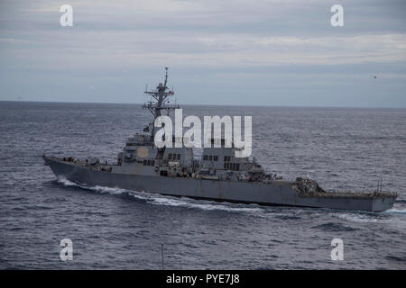 Der Arleigh-burke-Klasse geführte Anti-raketen-Zerstörer USS McFaul (DDG74) fährt nach einer Auffüllung auf See, Okt. 23, 2018. Ein RAS ist wie U.S. Navy Schiffe bei lebenswichtigen Gütern wie Lebensmittel und Kraftstoff auffüllen. (U.S. Marine Corps Foto von Lance Cpl. Ethan Grün) Stockfoto