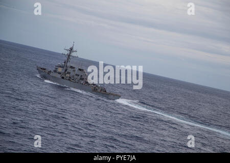 Der Arleigh-burke-Klasse geführte Anti-raketen-Zerstörer USS McFaul (DDG74) fährt nach einer Auffüllung auf See, Okt. 23, 2018. Ein RAS ist wie U.S. Navy Schiffe bei lebenswichtigen Gütern wie Lebensmittel und Kraftstoff auffüllen. (U.S. Marine Corps Foto von Lance Cpl. Ethan Grün) Stockfoto