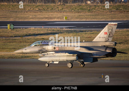 Eine türkische F-16 Landung in Bodø, Norwegen, nach einem übungsflug in norwegischen Luftraum. Foto durch ODER -8 Sebastien Raffin/Französisch EIN Stockfoto