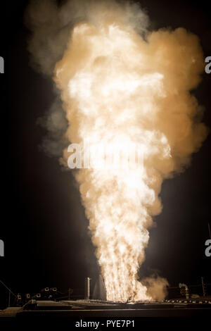 Ein Ziel Rakete wurde aus dem Pacific Missile Range in Kauai, Hawaii während des Fluges Test Standard Missile-45 gestartet. Die USS JOHN FINN (DDG-113) erkannt und die Rakete mit seinen integrierten AN/SPY-1 Radar mit dem Aegis Baseline 9 verfolgt. C2 Weapon System. Beim Erfassen und verfolgen das Ziel, das Schiff eine SM-3 Block IIA geführte Flugkörper, der das Ziel abgefangen. Stockfoto