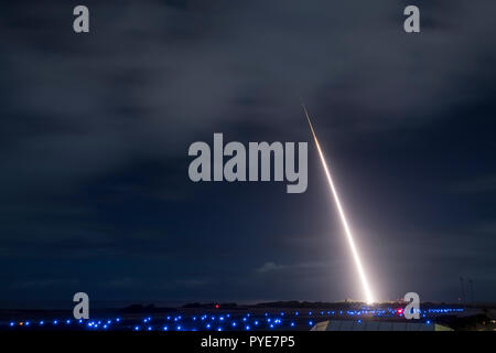 Ein Ziel Rakete wurde aus dem Pacific Missile Range in Kauai, Hawaii während des Fluges Test Standard Missile-45 gestartet. Die USS JOHN FINN (DDG-113) erkannt und die Rakete mit seinen integrierten AN/SPY-1 Radar mit dem Aegis Baseline 9 verfolgt. C2 Weapon System. Beim Erfassen und verfolgen das Ziel, das Schiff eine SM-3 Block IIA geführte Flugkörper, der das Ziel abgefangen. Stockfoto