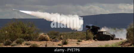 Ein bluträcher Waffe feuert bei einer Live-fire short-range Missile Range in der Nähe von White Sands Missile Range, New Mexico, Okt. 14, 2018. Das System wurde von den Soldaten mit Charlie Batterie, 1.BATAILLON, 174 Air Defense Artillery Brigade, Ohio Army National Guard betrieben. (U.S. Armee foto Staff Sgt. Jarred Holz, 157 Infanterie Brigade Public Affairs) Stockfoto