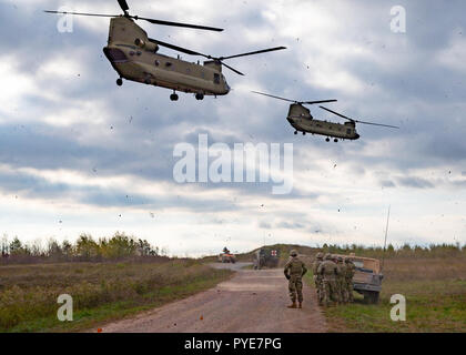 CH-47 Chinook Hubschrauber heben Sie ab Reihe 44 nach In-füllung Soldaten aus 2-22 IN, 1. Brigade Combat Team, 10 Mountain Division während unserer CALFEX, Fort Drum, N.Y., 19. Okt. 2018. (U.S. Armee Foto von SSG James Avery, 1 BCT 10 MTN Public Affairs) Stockfoto