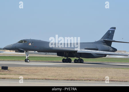 B-1 B Lancer, 86-0109, Taxis in Richtung Parkplatz Rampe bei Tinker Air Force Base, Oklahoma, Oktober 26, 2018, nach einer Fähre Flug von Midland International Air und Space Port bevor die Induktion an Depot, Instandhaltung und Upgrades mit der Oklahoma City Air Logistics Komplex. Bei einer routinemäßigen Schulung Flug 1. Mai, der DYESS AFB B-1 B hatte einen Flug in einem Notfall versucht, Auswurf. Die ersten Besatzungsmitglieder Sitz nicht bereitstellen und die Flugzeuge Commander angehalten Auswurf Sequenz und heroisch rettete das Flugzeug und Besatzung durch die Landung in Midland International Air & Space Port. Stockfoto