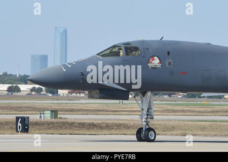 B-1 B Lancer, 86-0109, pectre' Taxis an Tinker Air Force Base, Oklahoma, Oktober 26, 2018, mit Teilen des Oklahoma City Skyline im Hintergrund sichtbar. Der Jet war aus Midland International Air und Space Port zu basteln, wo es heute Depot-Wartung und Upgrades mit der Oklahoma City Air Logistics Komplexe unterziehen übergesetzt. Bei einer routinemäßigen Schulung Flug 1. Mai, der DYESS AFB B-1 B hatte einen Flug in einem Notfall versucht, Auswurf. Die ersten Besatzungsmitglieder Sitz nicht bereitstellen und die Flugzeuge Commander angehalten Auswurf Sequenz und heroisch rettete die airc Stockfoto