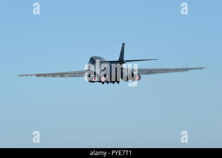 Ein US Air Force B-1B Lancer zu Dyess Air Force Base, Texas zugeordnet, zieht aus Midland International Air & Space Port, Texas en route to Tinker AFB, Okla., Okt. 26, 2018. Das B-1-B sechs Monate bei Midland verbracht hat sich seit der Besatzung eine Notlandung es Mai 1, 2018. Die Flugzeuge werden komplette Depot Wartung unterzogen werden, die über eine vollständige Überprüfung, Reparatur, Wiederherstellung und Austausch von Komponenten, die von Experten in der Oklahoma City Air Logistics Komplexe vor der Rückkehr in Dyess. Darüber hinaus wird das Flugzeug unterziehen Block 16 Upgrade Modifikationen. (U.S. Air Force Foto von S Stockfoto
