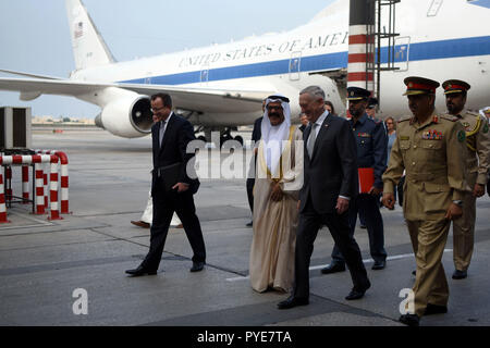 Us-Verteidigungsminister James N. Mattis Gespräche mit Bahrain Verteidigungsminister Angelegenheiten, Generalleutnant Shaikh Yousuf bin Ahmed, bei der Ankunft in Manama, Bahrain, Okt, 26., 2018. Mattis ist die Teilnahme an der Manama Dialog Security Conference in Bahrain. DOD Foto von Lisa Ferdinando Stockfoto