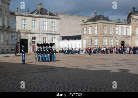 Palace Watch von der königlichen Lebens Wachen in Schloss Amalienborg entfernt. Ein Palast ist, wenn kein Mitglied der königlichen Familie in der Palast ist. Stockfoto