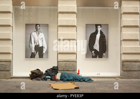 Die Straße ist der Ort, wo zwei Welten aufeinander. Reichen und Armen. Jung & Alt. Wunderschön & Spiritueller. Colorufull & Schwarz und Weiß. Stockfoto