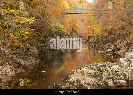 Fußgängerbrücke über den Fluss Garry, Killiecrankie Schlucht, Perthshire, Schottland. Stockfoto