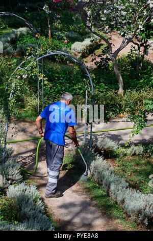 Gärtner in den Schlossgärten, Tavira, Algarve, Portugal, Europa. Stockfoto