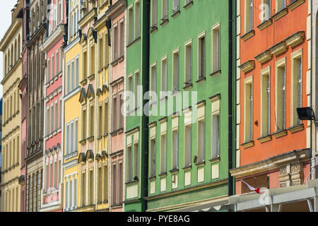 Wroclaw Architektur, Blick auf die bunten Gebäuden entlang der Nordseite der Altstadt (Rynek) in Wroclaw, Polen. Stockfoto