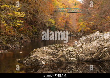 Fußgängerbrücke über den Fluss Garry, Killiecrankie Schlucht, Perthshire, Schottland. Stockfoto