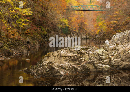 Fußgängerbrücke über den Fluss Garry, Killiecrankie Schlucht, Perthshire, Schottland. Stockfoto