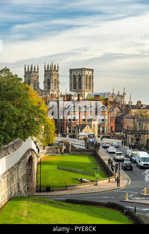 Landschaftlich reizvolle Stadt im Herbst - historische Wahrzeichen, mittelalterliche Mauern, sonnenbeleuchtete Minster-Türme, Lendal Bridge & People Walking - North Yorkshire, England Stockfoto