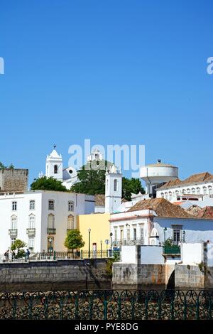 Blick über den Fluss Gilao auf die Stadt mit dem Römischen Brücke auf der rechten Seite, Tavira, Algarve, Portugal, Europa. Stockfoto