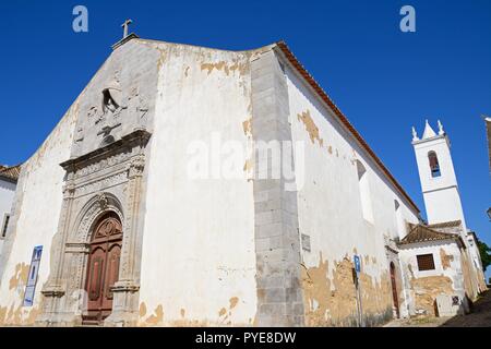 Ansicht der Misericordia Kirche (Igreja da Misericordia) in der Altstadt von Tavira, Algarve, Portugal, Europa. Stockfoto