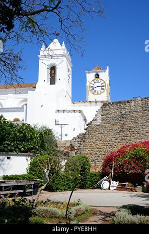 Blick auf St. Marys Kirche (Igreja de Santa Maria do Castelo) mit dem Schloss und Garten im Vordergrund, Tavira, Algarve, Portugal, Europa. Stockfoto