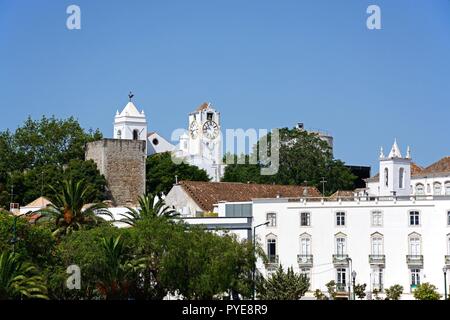 Ansicht der Santa Maria Kirche oberhalb der Altstadt Gebäude gesehen, Tavira, Algarve, Portugal, Europa. Stockfoto